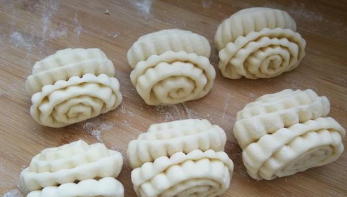 搞定|手把手教你在家蒸花卷,一根筷子就搞定,花卷蓬松柔软,比包子馒头还好吃