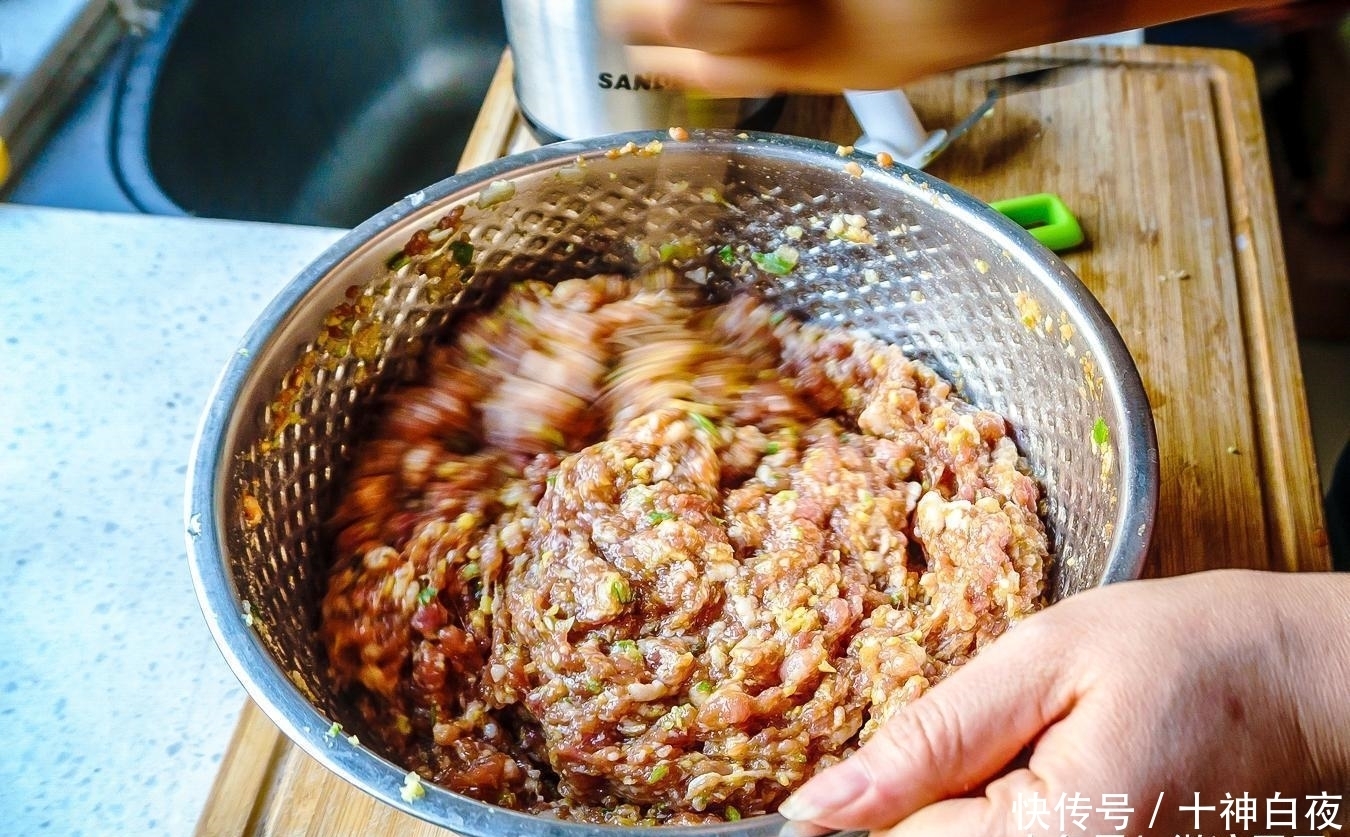 肉馅里打|拌饺子馅时只放调料是不够的, 少了这两个, 难怪不够鲜美!