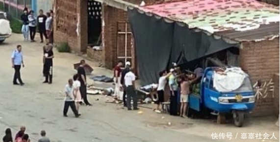  居民|失控SUV撞向路边水果摊，摊主一家均被撞伤，司机疑似脑梗