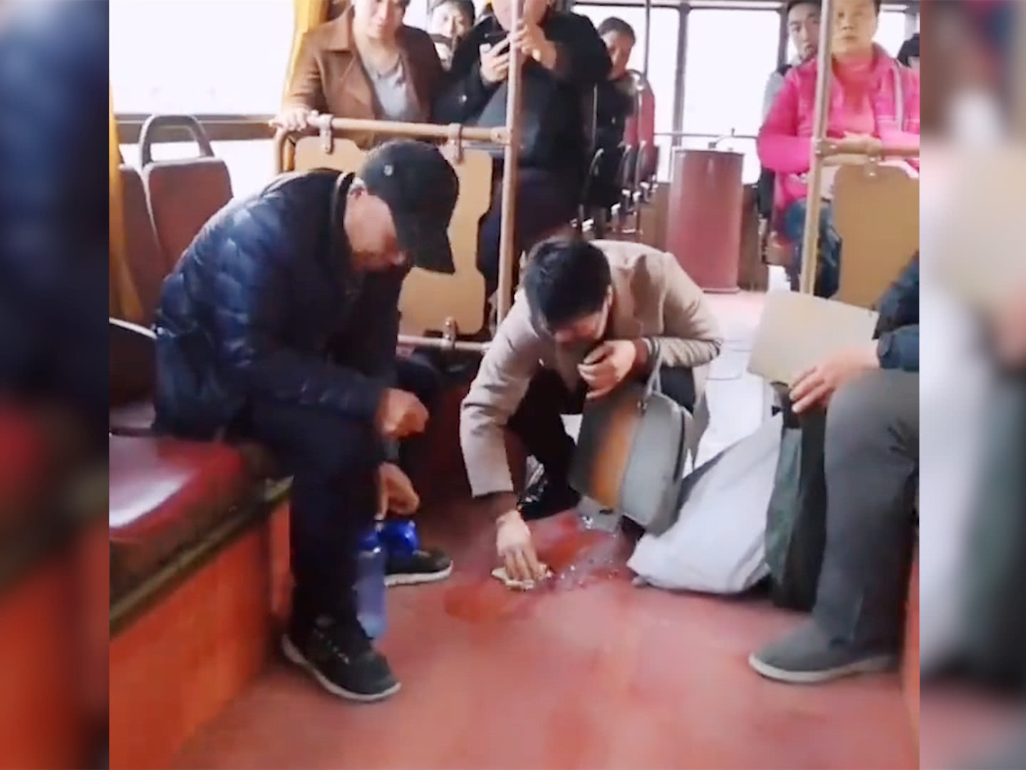 帅哥|大爷坐公交时豆浆洒在帅哥鞋上，帅哥随后的行为，全车人疯狂点赞