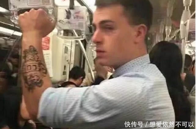 脑白金|外国小伙坐地铁遭人围观,一看他的手,我的肚子笑痛了