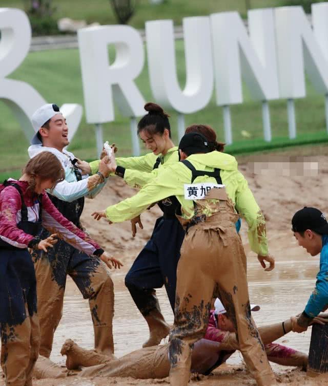 名牌|跑男团泥塘开玩“撕名牌”baby黄泥满脸依旧美貌无双引人注目
