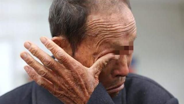  身边|7旬老人从养老院搬出，含泪告诉身边人，生男生女真不一样