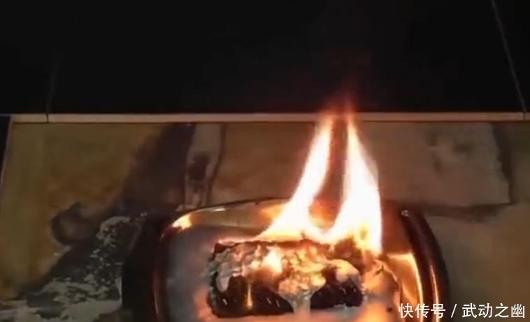 惊奇不已|男子好奇把铝水倒在方便面上,出现的结果让人惊奇不已