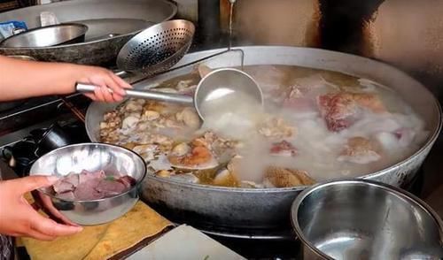 大碗牛肉汤|大妈卖“独特”小吃,一碗15元,不讲价,吃了后悔,不吃更后悔