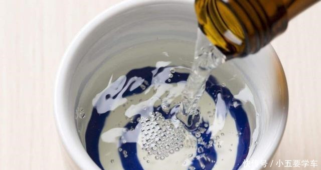 香气|将酒瓶子倒过来,白酒好坏一目了然,行家就用这招