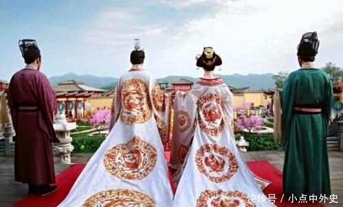 地上|古代女子裙摆那么长,拖在地上走,不怕弄脏吗?说出来你可能不信