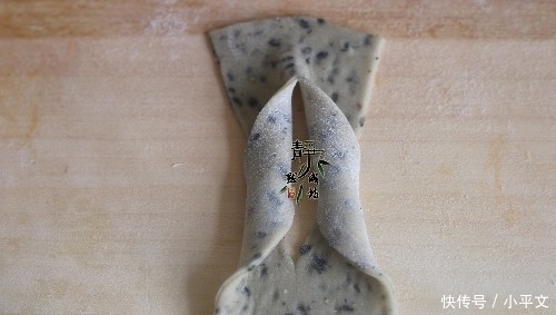  酥脆|用面粉做的小零食，喷香酥脆，一会儿就做1锅，大人孩子抢着吃