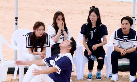  蔡徐坤|蔡徐坤好心帮沙溢擦脸上水时,下秒举动被网友看后嫌弃就别擦