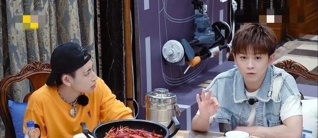  尴尬|吴宣仪曝幼时被车撞飞，遭人质疑场面尴尬，但类似遭遇王一博也有