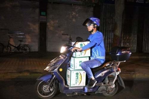  一单|外卖员一单接到70箱啤酒，商家出车他卸货，收入到手还以为看错了