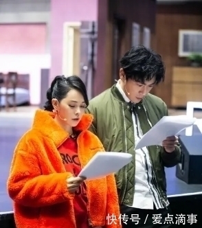  起到很好|伊能静终于低调走机场，穿条纹大衣配破洞紧身裤，50岁状态超棒