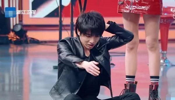  过程中|华晨宇躺地上仰卧起坐，关晓彤穿短裙站在附近，花花反应太圈粉