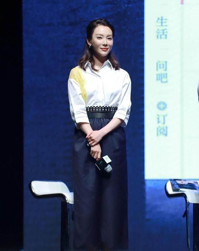 喇裤|43岁陈数太会穿,白衬衫配微喇裤,减龄又高级,中年女人照着穿