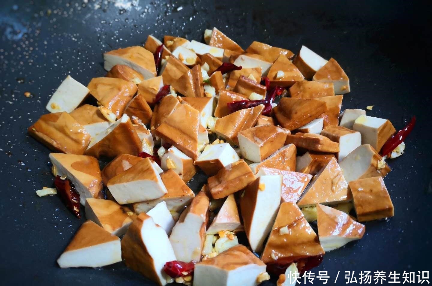 好吃|这俩食材是绝配,一香一鲜,简单一炒,比肉还好吃,多吃不长肉!