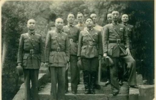 中将|解放战争时，国军中将这个军衔多到烂大街，但想再进一步难如登天