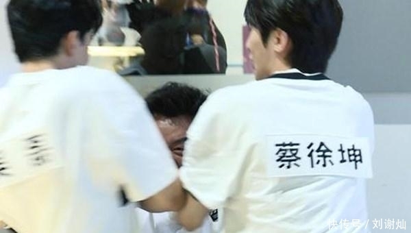 厉害|会玩,蔡徐坤四次结盟撕名牌,网友:厉害