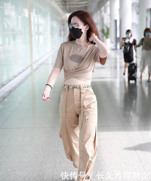  短衫|张萌真当自己是造型师？工装裤剪成破洞款，配短衫暴露多肉身材