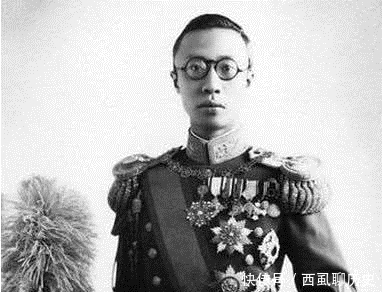 重游|溥仪晚年与妻子重游故宫,看到龙椅时说了22个字,字字饱含心酸!