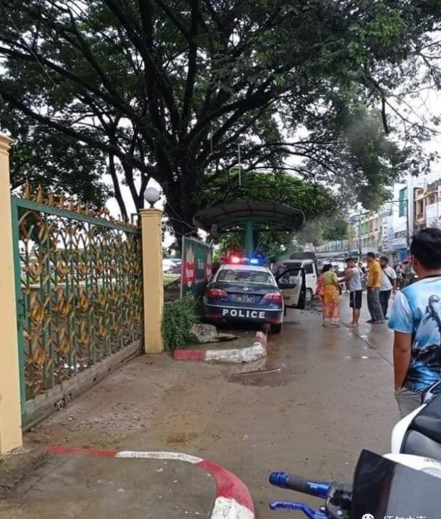  缅甸|缅甸巡逻警车为了避让冲来的摩托车撞上公交车站台