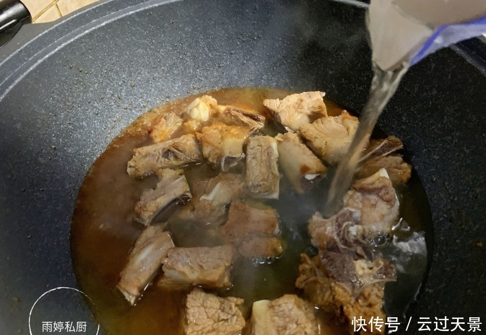  排骨|反复提醒，排骨别焯水！饭店都这样操作，排骨嫩滑多汁，太好吃了