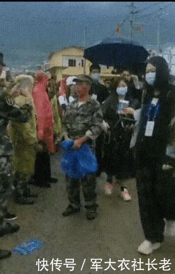 推搡|邓超鹿晗陈赫录综艺,工作人员推搡路人开路,被批扰乱公共秩序