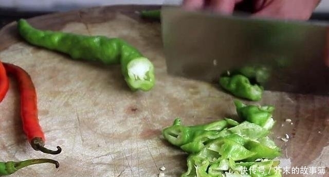 鸡肉|炖鸡肉时,千万不要直接加水炖,多做这一步,鸡肉鲜嫩,没有腥味!