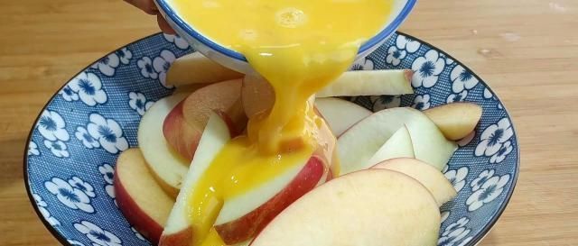 真香|做面包不用高筋粉,不用烤箱,2个苹果加2个鸡蛋,暄软拉丝,真香