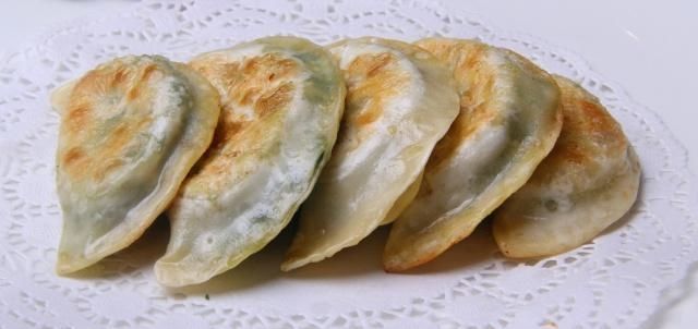  好吃|韭菜盒子，最好不要直接开始包，试着这样做，盒子外焦里嫩更好吃