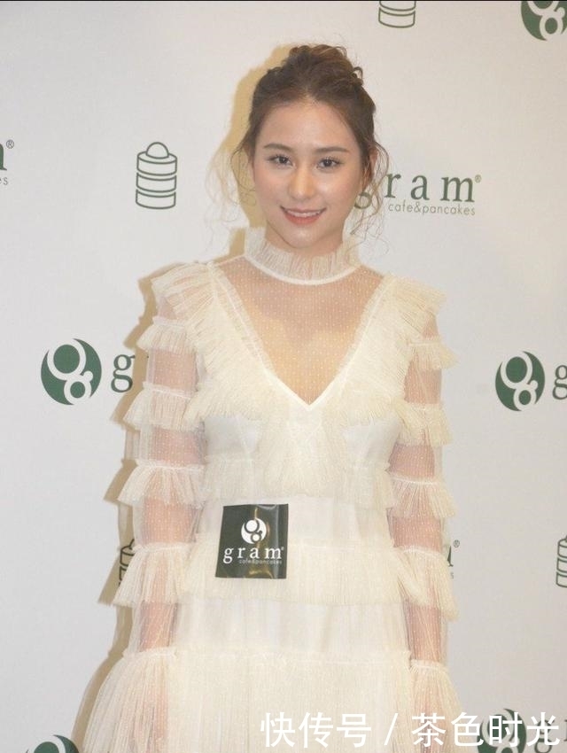 千金|何超莲号称最美千金,穿薄纱连衣裙名媛气质出众,真给三房长脸了