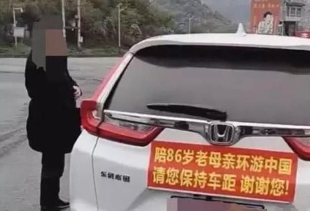 快车道|本田快车道龟速行驶,看到车尾以后,后车纷纷竖起大拇指