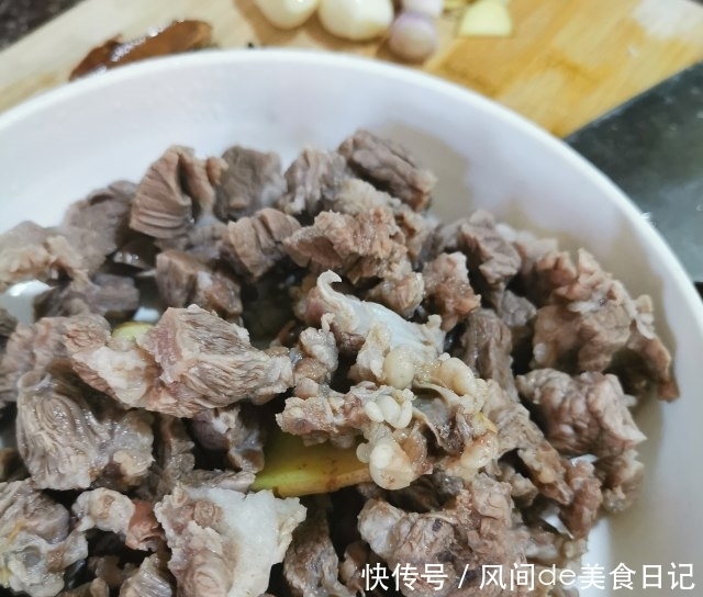  汤汁|西红柿烧牛腩，软烂入味，汤汁浓郁，太香了