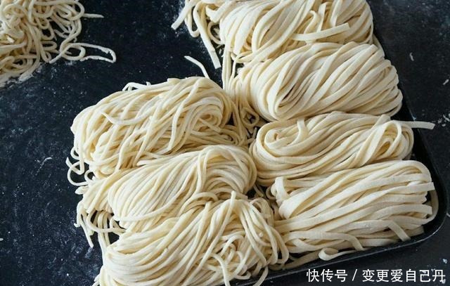 揉面|别再买手工面了,教你在家做,不揉面不擀面,爽滑筋道,太香了!