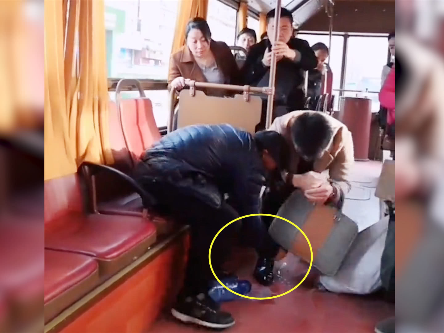 帅哥|大爷坐公交时豆浆洒在帅哥鞋上，帅哥随后的行为，全车人疯狂点赞