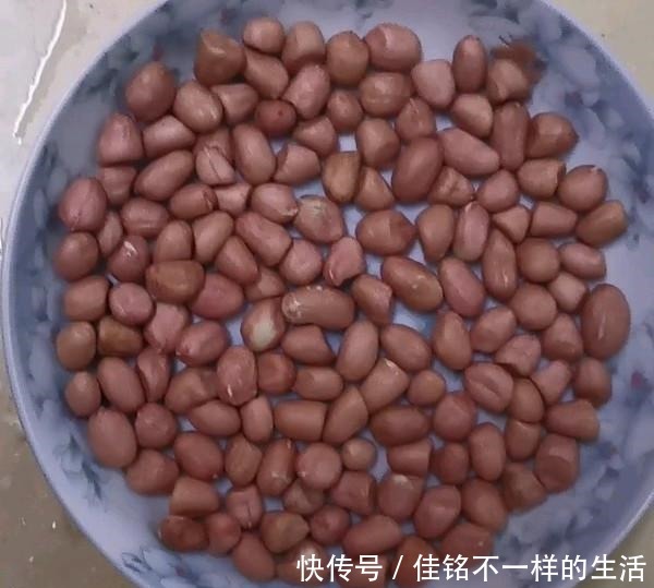 不泛|花生米别光吃炸的了，教你新做法，又香又脆还不泛潮，特简单