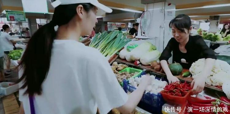 细节|颖儿做好饭之后抱着女儿,看婆婆和付辛博吃饭,细节暴露婆媳关系