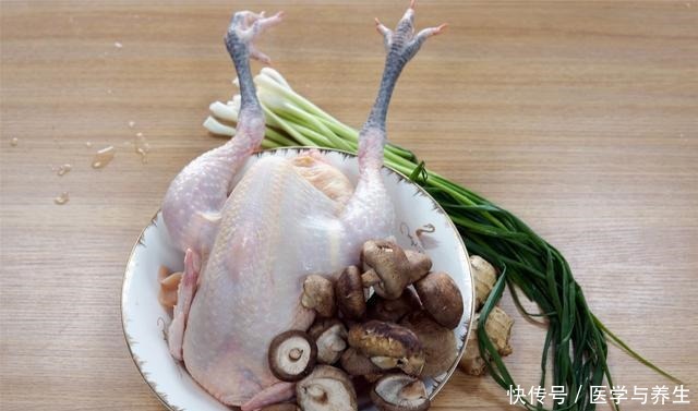 滴水|把整只鸡扔进电饭煲,不放1滴水和油,出锅香过吃烤鸡,太解馋了