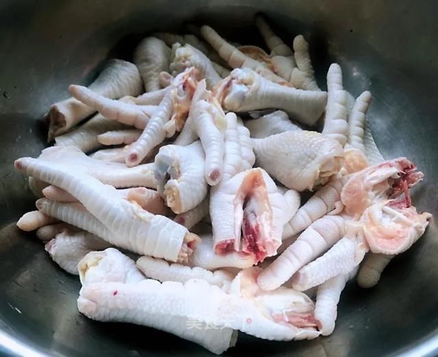  切成|这样做鸡爪真的太好吃了，越吃越上头！你们一定要试试看！
