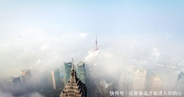 人类|人类每天顶着数10吨的大气压,为啥却没被压扁?原来已近扁了