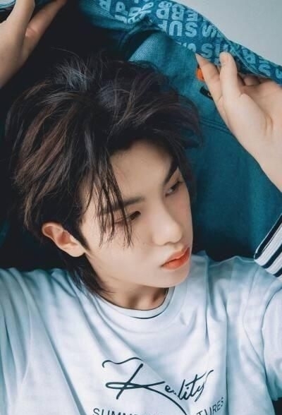  十足|黄明昊，气质出众，青春洋溢，活力十足，人见人爱的弟弟