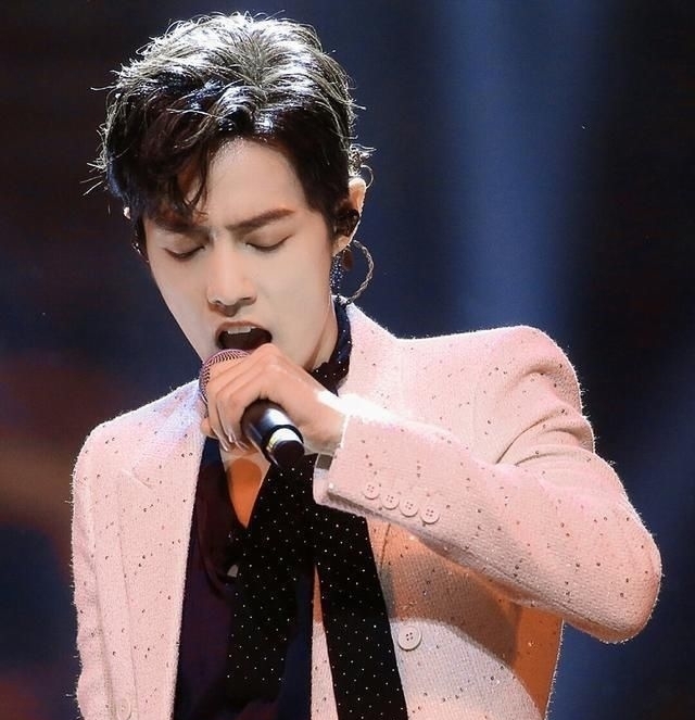  东方|《东方卫视》宣传片三次提及肖战，来看舞台上的百变肖战