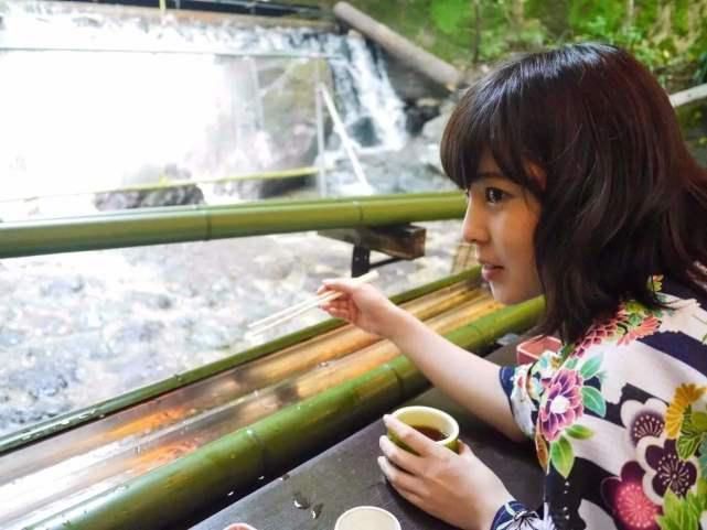 吃法|日本奇葩的“流水素面”，顾客吃完纷纷吐槽，网友吃法有点恶心