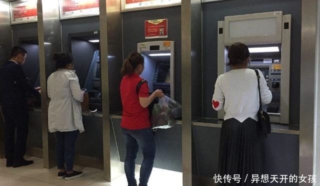 取款机|银行卡被吞,被告知隔天来取,女孩说出五个字,工作人员慌了