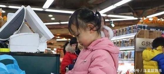 消费观念|孩子穷养和富养都会有利弊,培养孩子的消费观念,别等大了后悔