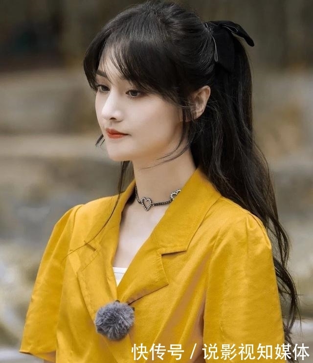 手机|郑爽上节目遭吐槽,玩游戏作弊,喝水作假,即使录节目手机都不离手