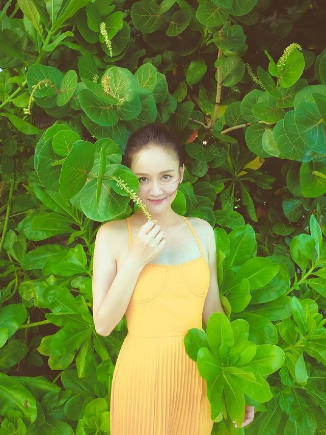  时尚|陈乔恩的一组休闲大片，夏日小清新时尚的典范