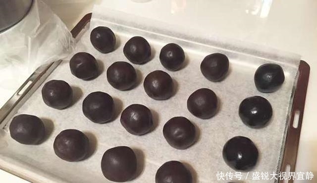  做法|如何做出口感酥脆，层次分明的蛋黄酥，配方和做法分享给你