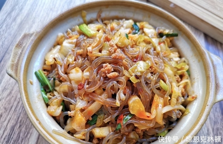  酸辣|红薯粉不要煮着吃，加泡菜一起炒，酸辣爽口还下饭