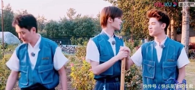  成员|Justin有多爱NPC成员，对朱正廷说土味情话，后台还为蔡徐坤打歌