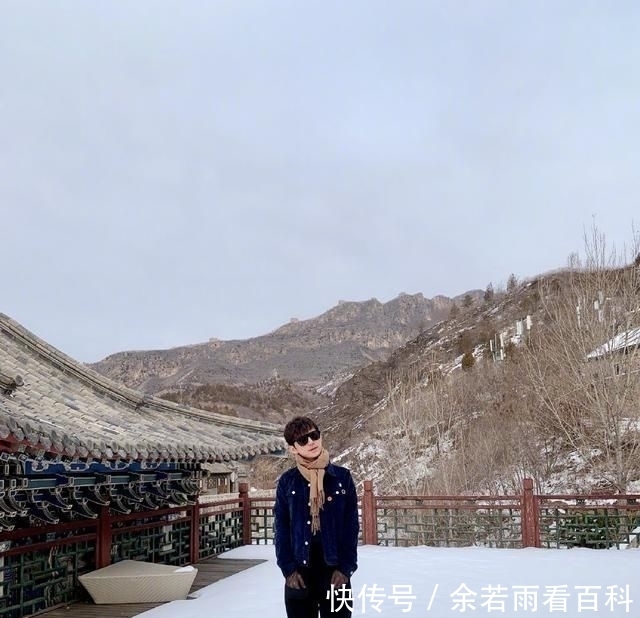 让自己放松|谁说何炅全年无休是个工作狂,看到他在古北水镇一切就都知道了!